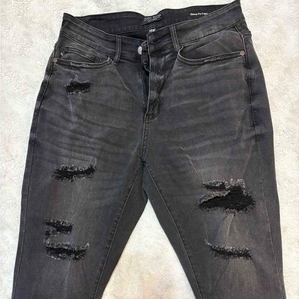 NWOT Judy Blue distressed capris.